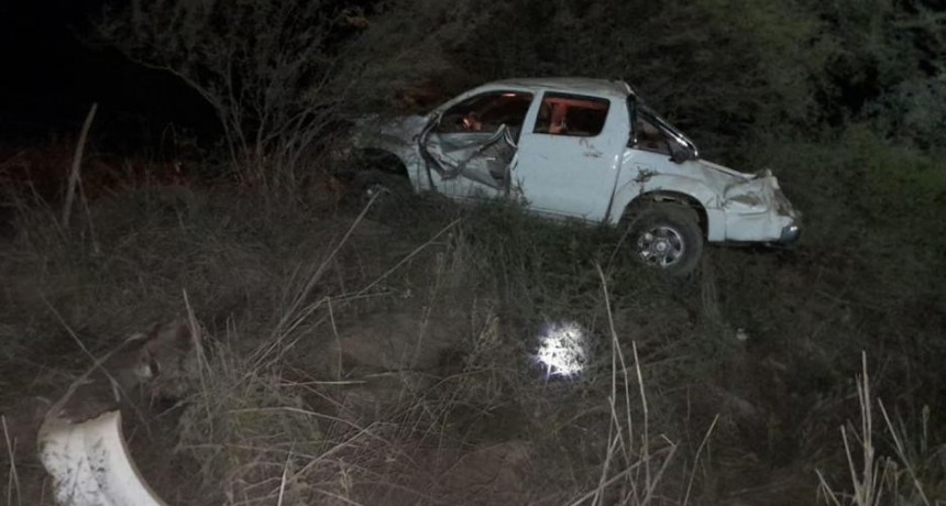 Tragedia vial: una camioneta en la que viajaban tres jóvenes volcó, uno de ellos murió de inmediato