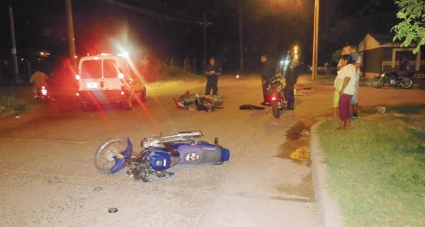 Choque de motos en Añatuya dejó tres jóvenes lesionados