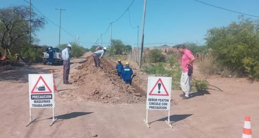 Inició la obra de extensión de red en 4 barrios de añatuya 