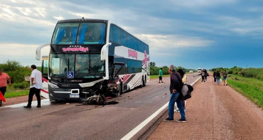 Automovilista muere y sus acompañantes resultan graves tras chocar contra un micro sobre ruta 34