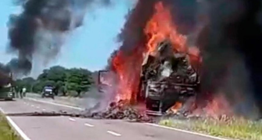 Un camión cargado con alfalfa se prendió fuego en plena ruta 34 y causó pánico entre conductores que pasaban por el lugar