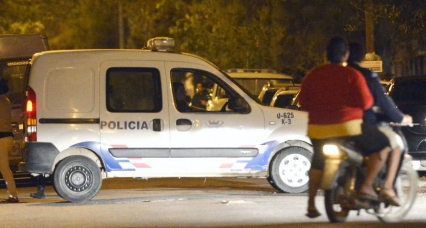 Apresaron a una joven que fue filmada por un vecino aplicándole puntapiés a sus hijos de apenas 1 año y medio y otro de 5 años