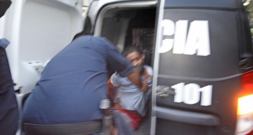 Tenía encerrada con candado a su esposa e hijos y sin comer
