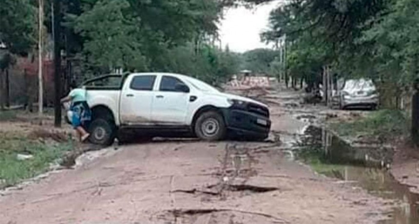 Añatuya: calles intransitables una camioneta se hundió en el medio de una calle de tierra 