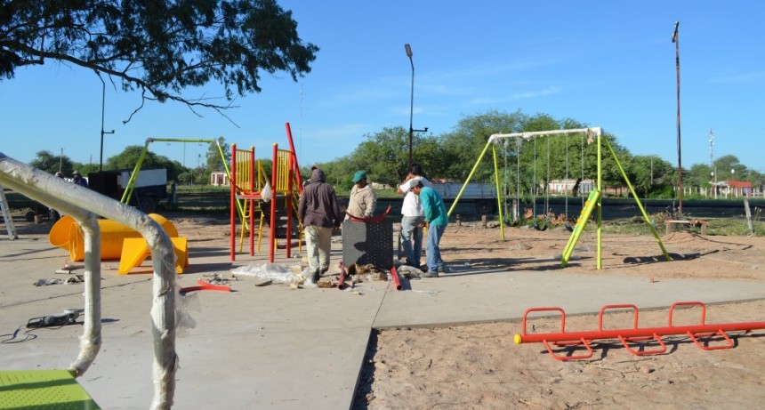 Herrera: empleados municipales comenzaron con la colocación de juegos en una plaza 