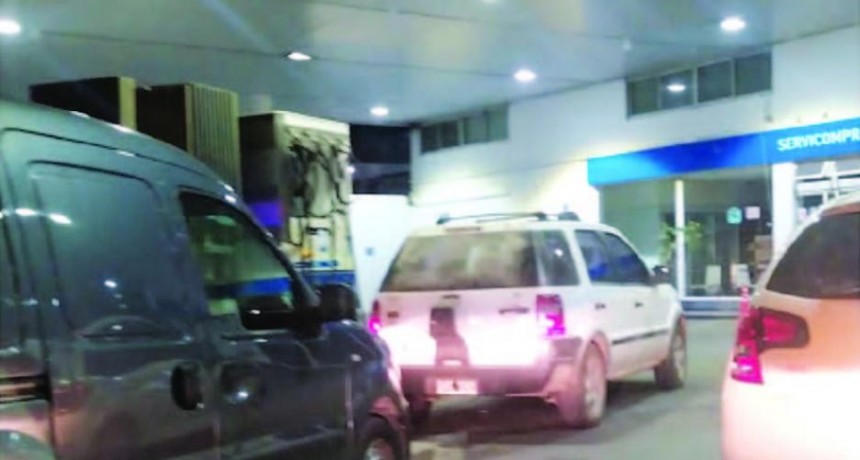 Filas en las estaciones de servicio ante el temor por la escasez de combustible