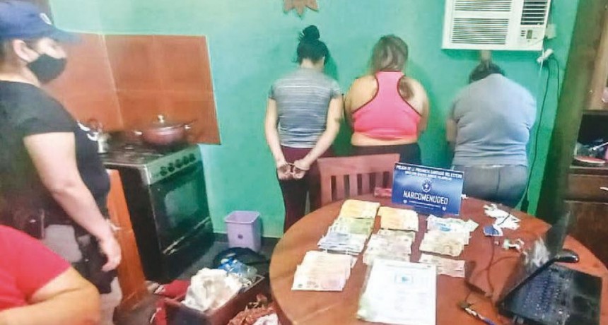 Madre e hijas vendían cocaína en sus viviendas y quedaron detenidas