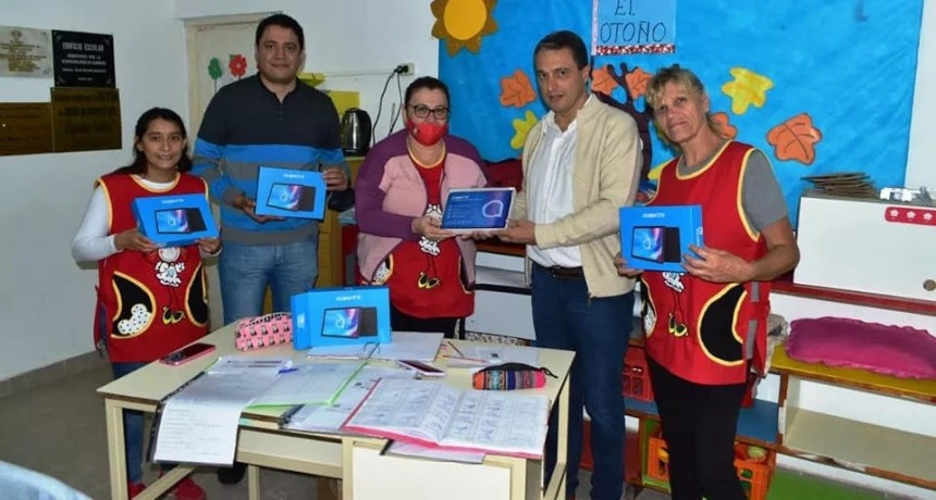 Se entregaron un total de 80 tablets en seis instituciones educativas de Bandera