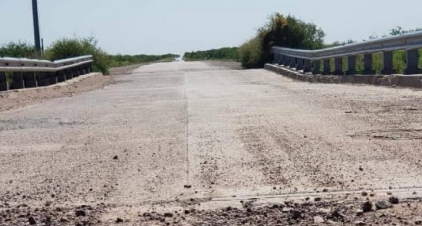 Ruta 92: una familia sufrió heridas, al volcar cerca de un puente en construcción
