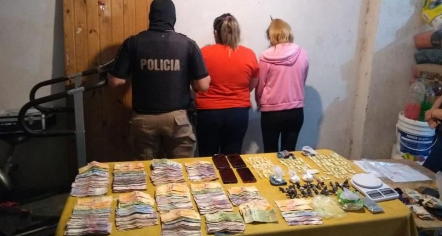 Por la mañana era ordenanza de escuela primaria; por la tarde vendía droga con su hija; además tenía un 