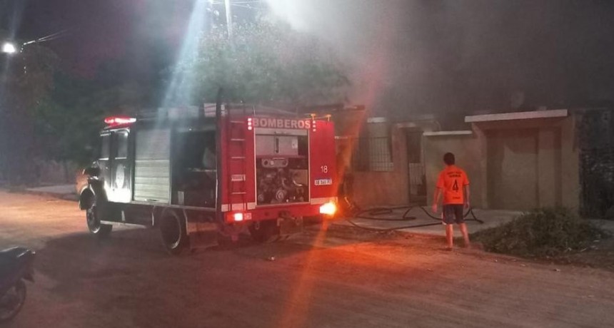 Cortocircuito en un velador provocó un impresionante incendio