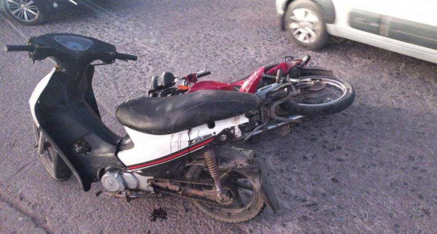 Dos motociclistas resultaron heridos tras un violento choque