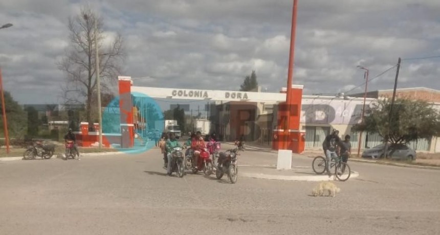 Choque de motos en el acceso a Colonia Dora: una docente y varios menores involucrados