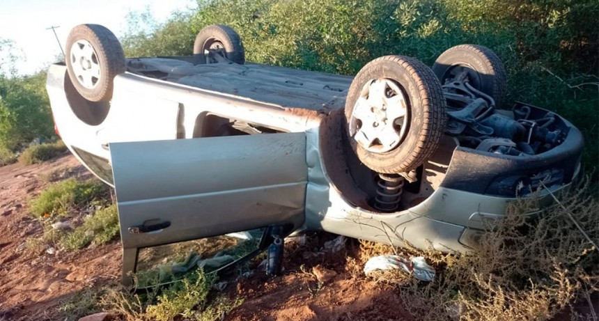 Una familia se salvó tras volcar sobre Ruta 21