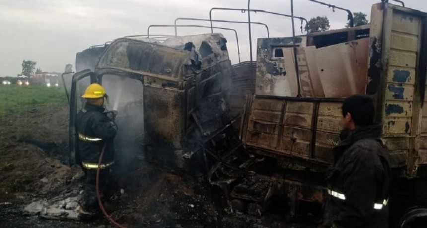 Camión despistó y se prendió fuego; su chofer se salvó de milagro