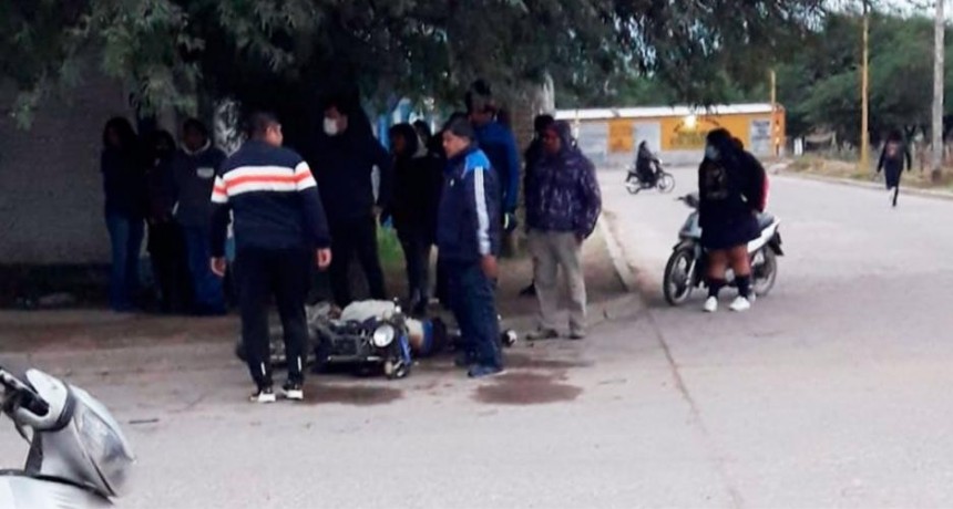 Una camioneta chocó a una moto que fue desplazada y embistió a tres alumnos
