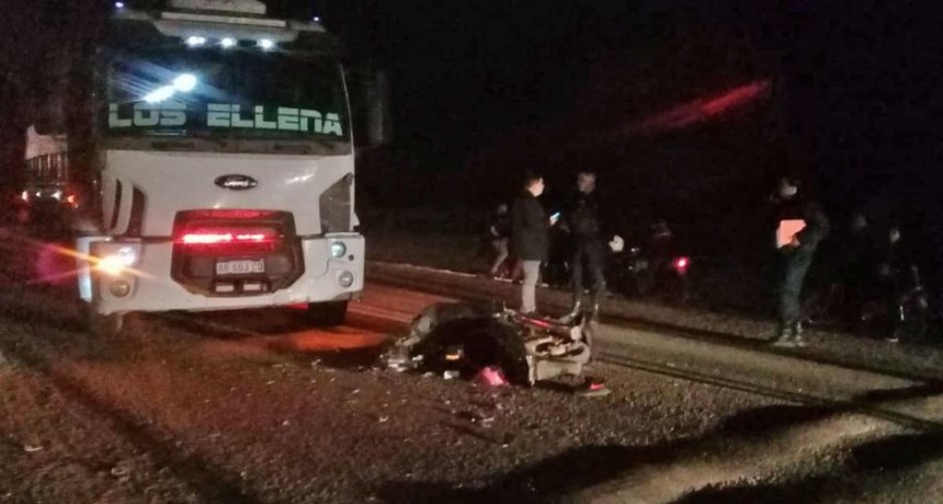Dos heridos de consideración por terrible choque de camión y una motocicleta, en Añatuya