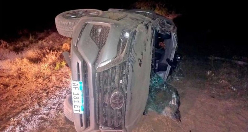 Ruta 92: intentó levantar el celular que se le cayó, perdió el control de la camioneta y volcó