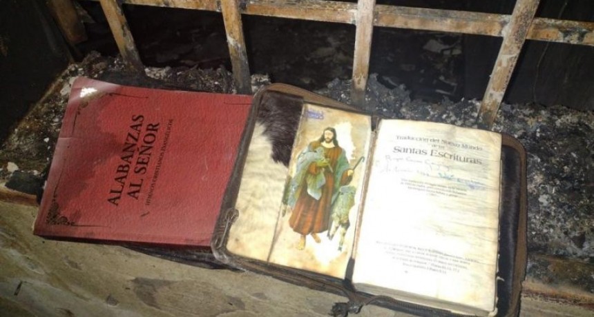 Corrientes: se les quemó la casa, pero la Biblia quedó intacta