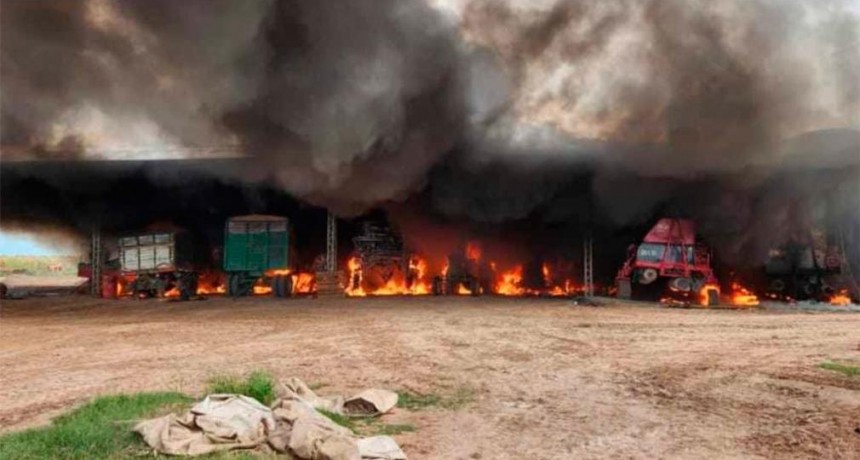 Incendio consumió maquinarias agrícolas en un depósito