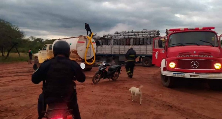 Bomberos sofocaron un voraz incendio de un camión con carbón sobre Ruta 92