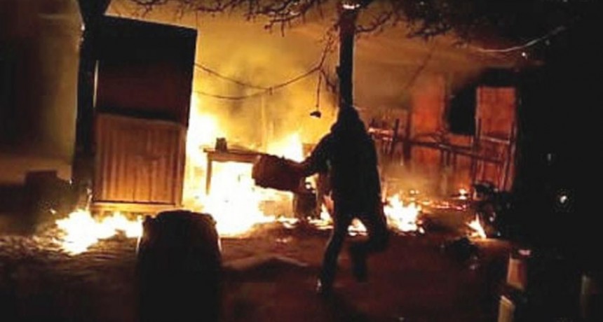 Durmió con un cigarrillo encendido, causó un incendio y se quemó el 90% del cuerpo
