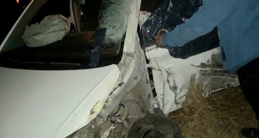Conductores se salvan de milagro tras violento choque frontal entre auto y camión