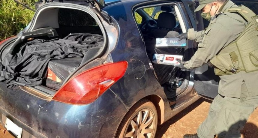 Misterio en la ruta: abandonan un automóvil con más de 6.000 paquetes en el baúl