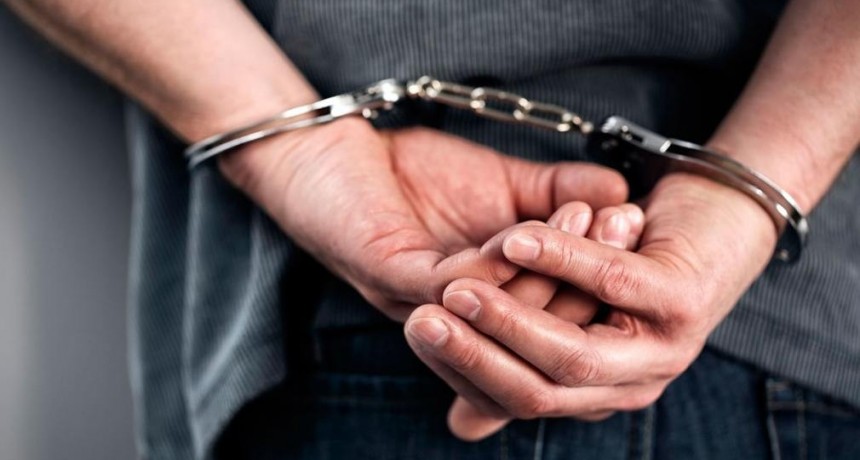 Empleado público de la provincia fue detenido acusado de abusar de su hijastra menor de edad