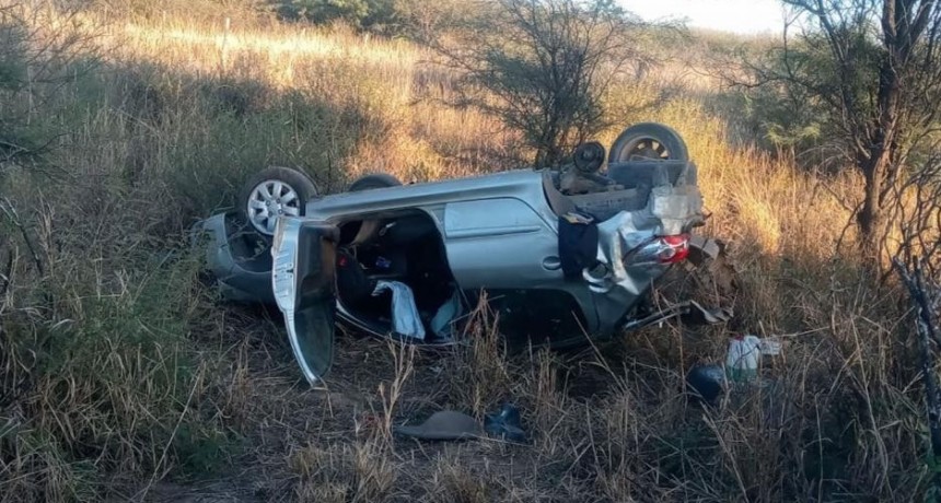 Jóvenes se salvan de milagro al volcar su automóvil en la ruta 92