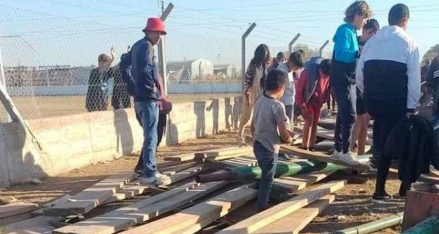 Se derrumbó una tribuna tubular repleta en una cancha de fútbol