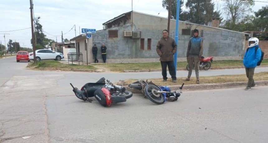 Choque de motos terminó con los conductores internados en el hospital