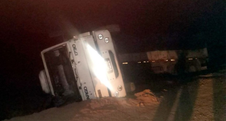 Camionero perdió el control y volcó a unos 40 km de Añatuya