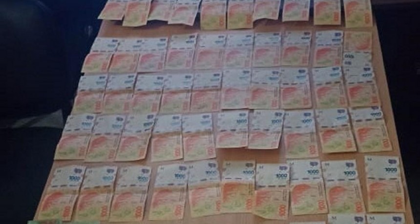 Un adolescente y un cómplice le robaron $100.000 a una vecina