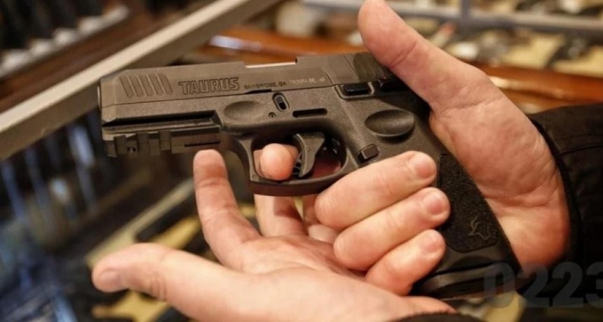 Intentó vender una pistola por las redes sociales y terminó detenido