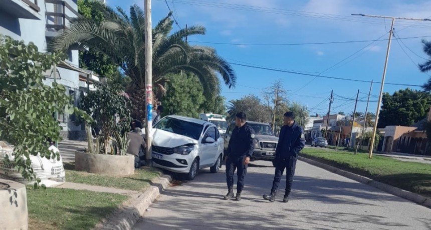 Añatuya: aprendía a manejar y terminó embistiendo un poste de alumbrado público