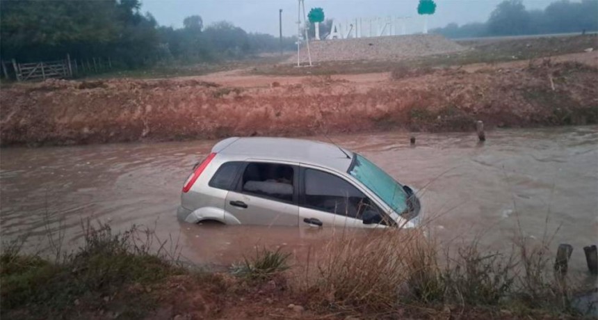 Tintina: un hombre esquivó a un camión y terminó sumergido en el canal