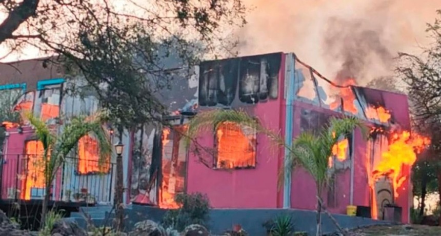 Una mujer fue a buscar a su hija al jardín y cuando volvió su casa estaba prendida fuego