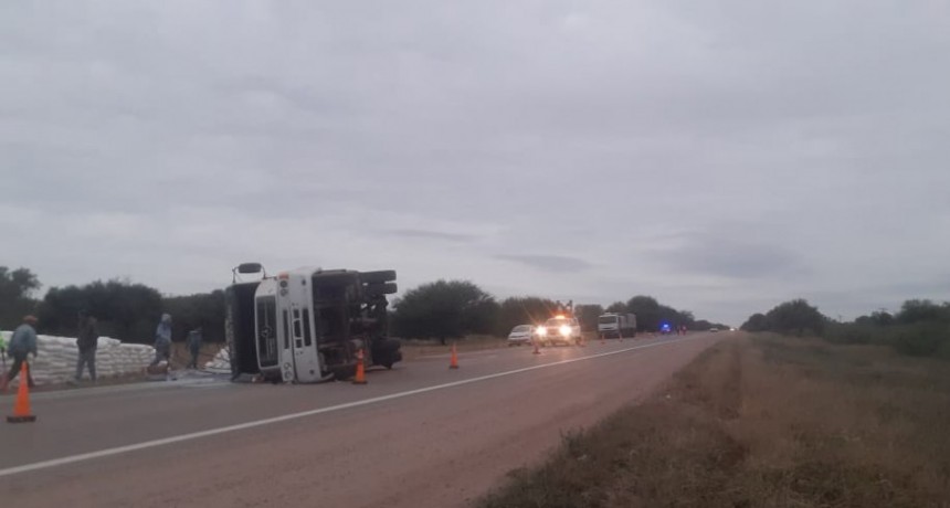 Un camión cargado con harina volcó en la ruta 34 y causó complicaciones para circular