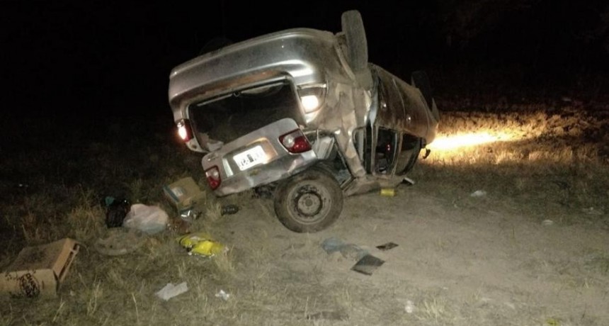 Tres adultos y niño, heridos en vuelco de un auto en la ruta 34