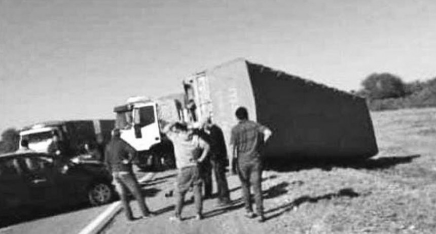 Un matrimonio se salva de milagro al chocar con un camión