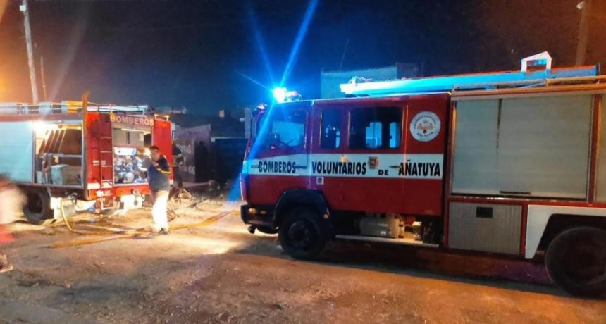 Voraz incendio casi consume por completo una vivienda