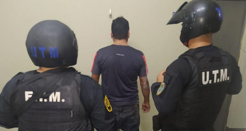 Casi mata a su esposa porque volvió antes y lo halló con su amante