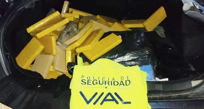 Camionero santiagueño chocó un auto que llevaba más de 70 ladrillos de droga