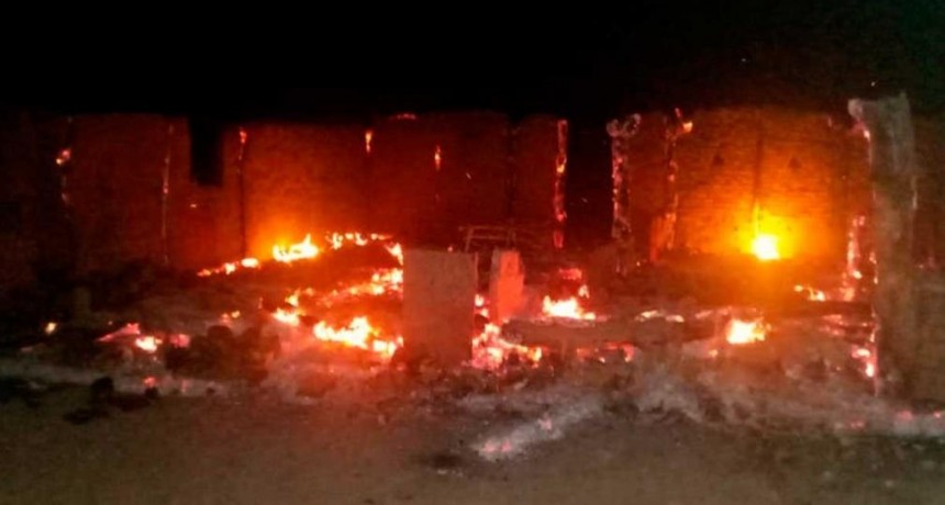 Incendio consumió por completo una humilde vivienda 