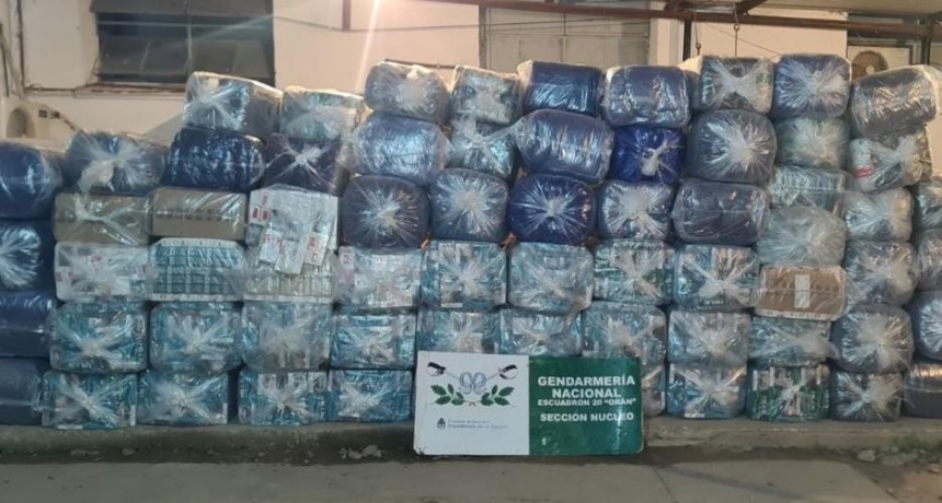 Misterio: abandonan 814 kilos de coca y 22.250 atados de cigarrillos en medio del monte