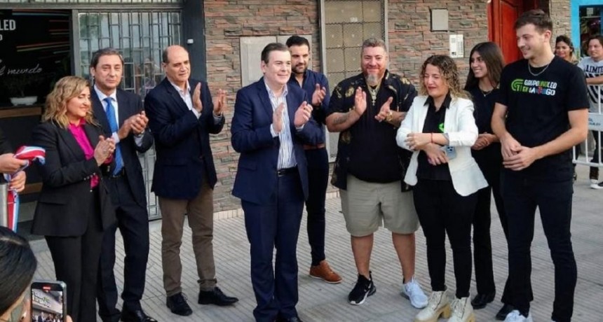 Zamora participó de la inauguración de la planta del Grupo Uno Led