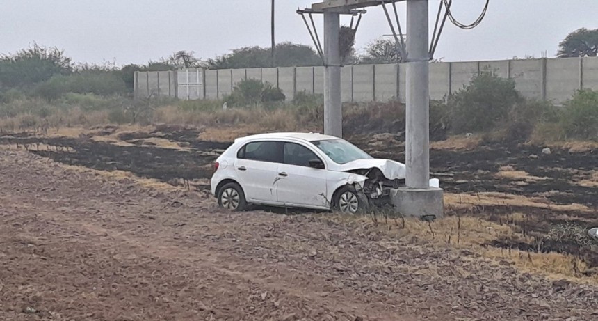 Añatuya: intentó sobrepasar a una camioneta, terminó incrustado en un poste