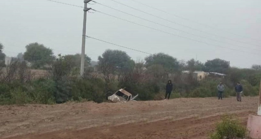 Se salvó de milagro tras perder el control de su camioneta y volcar violentamente