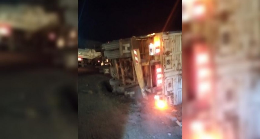 Vuelco de acoplado con cereales y saqueo frente a una estación de servicio